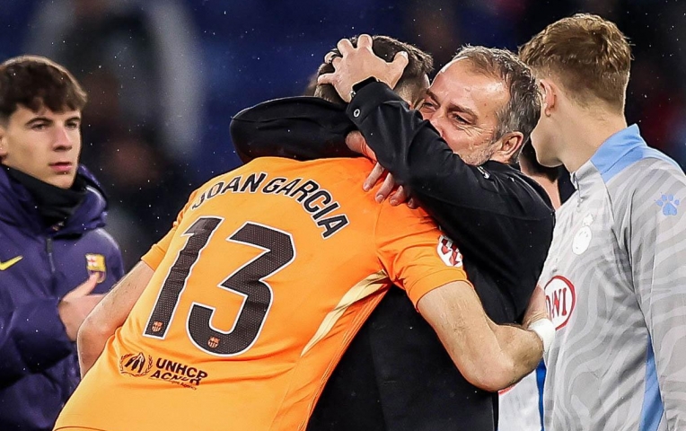 Flick nói rõ 2 yếu tố quan trọng giúp Barcelona thắng Espanyol