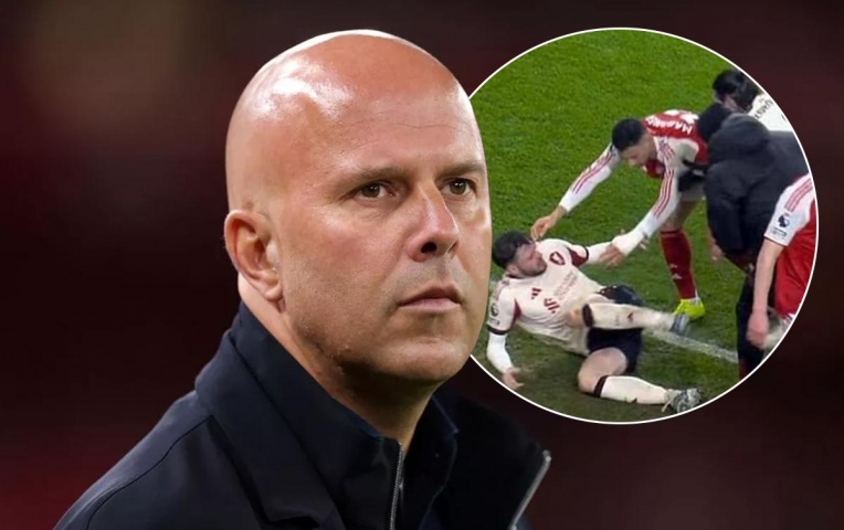 HLV Slot nói về hành vi xấu của Martinelli: 'Cậu ấy là người tốt'