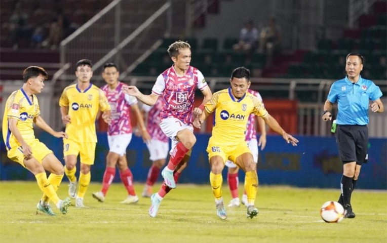 6 trận không thắng, SLNA tạm thoát khỏi đáy bảng V-League