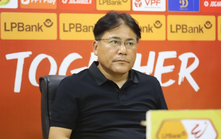 HLV Hà Nội FC bất bình vì trọng tài V-League quên luật