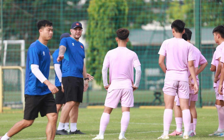 HLV Brazil rèn chiến thuật cho U16 Việt Nam trước giải quốc tế