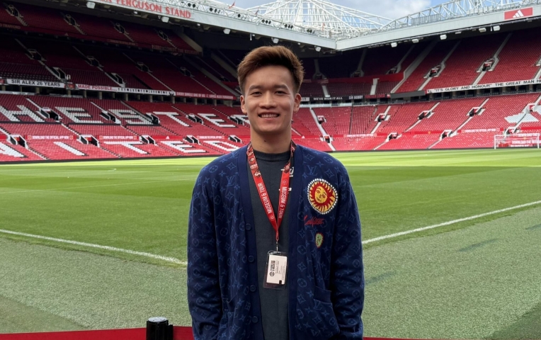 Hoàng Đức đến Old Trafford trước ngày đấu MU
