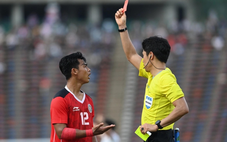 'Máy ném biên' Indonesia bị đuổi sau 3 phút thi đấu ở Hàn Quốc