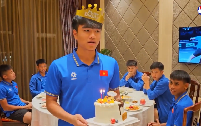 Video: Đội trưởng U19 Việt Nam nhận quà bất ngờ tại Trung Quốc