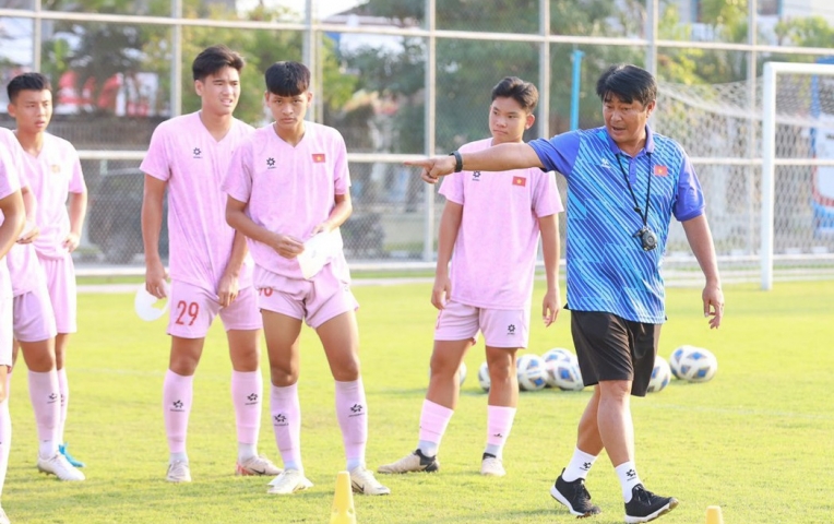 HLV U16 Việt Nam: 'Không muốn về nước sớm thì...'