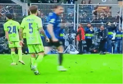 Cầu thủ Barca có hành động cực xấu xí với trung vệ Inter