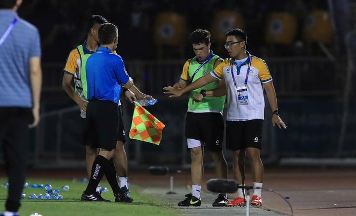 Trọng tài V-League gây tranh cãi lớn vì quên luật