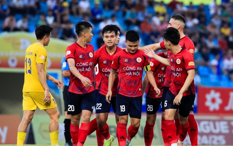 Xác định 7 đội bóng Việt Nam đầu tiên trụ hạng thành công