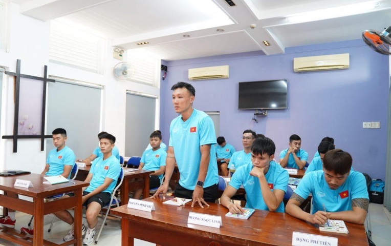 Nhiều tuyển thủ Việt Nam tham gia học bằng HLV futsal
