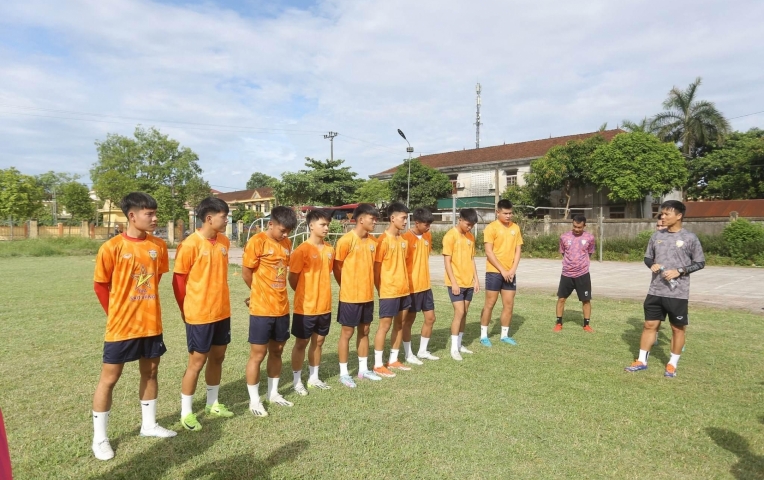 'Ngựa ô' V-League đôn 9 cầu thủ trẻ lên tập luyện