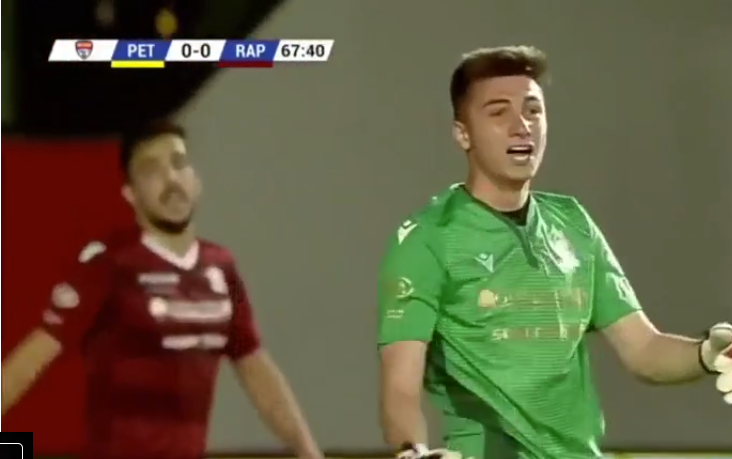 Thủ môn bị đuổi khỏi sân sau 2 lần cản phá penalty thành công