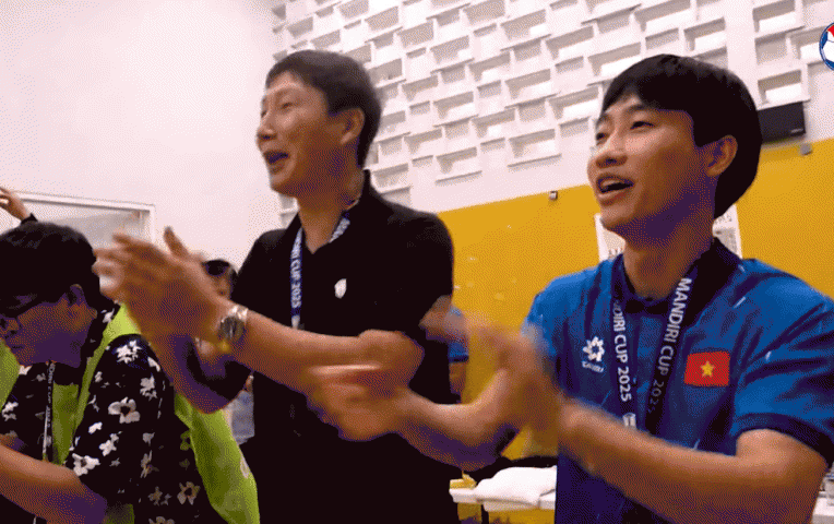 Video: HLV Kim Sang Sik ca vang 'Như có Bác Hồ trong ngày vui đại thắng' cùng U23 VN