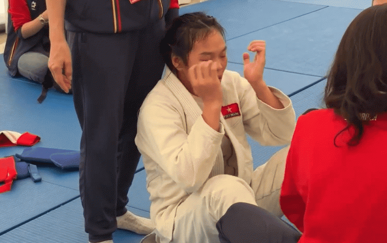 Thua đau Thái Lan, VĐV Việt Nam bật khóc nức nở vì tuột HCV