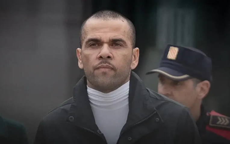 Dani Alves chuẩn bị trở lại bóng đá chuyên nghiệp ở tuổi 42