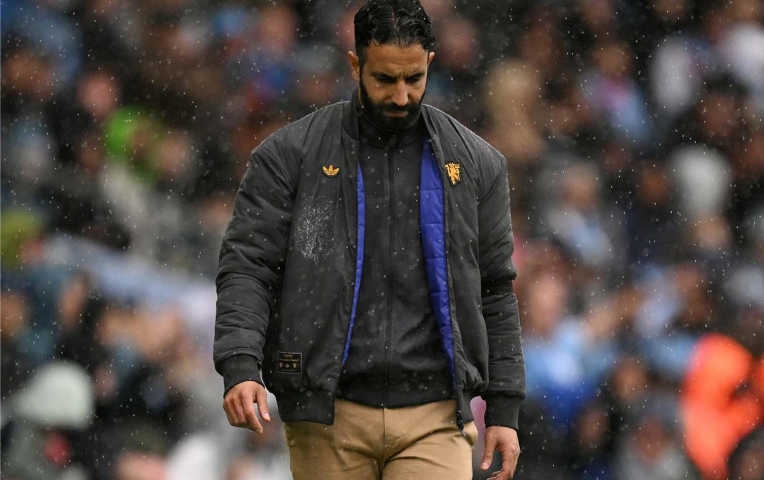 Cựu sao MU chê Ruben Amorim thiếu tinh tế, gây hại phòng thay đồ