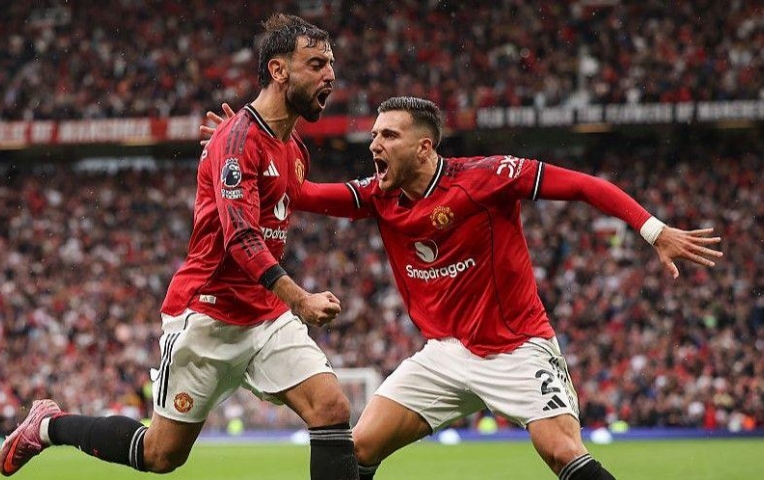 CĐV MU đòi đuổi ngay cầu thủ này sau cú sẩy chân ở FA Cup