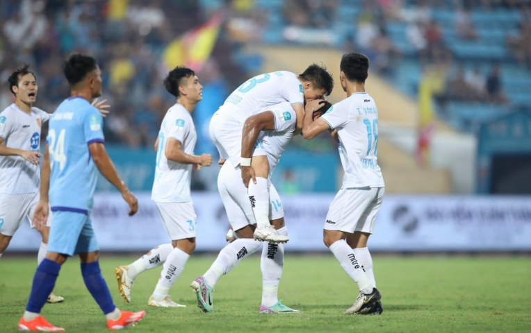 Nam Định tiến vào bán kết sau loạt sút penalty