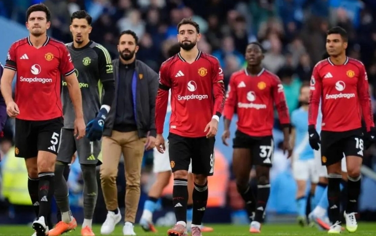 Mục tiêu tiền vệ chuyển hướng, MU mừng hụt