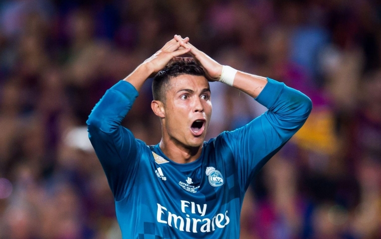 Phạt thẻ đỏ Ronaldo, trọng tài không được cầm còi gần hai năm