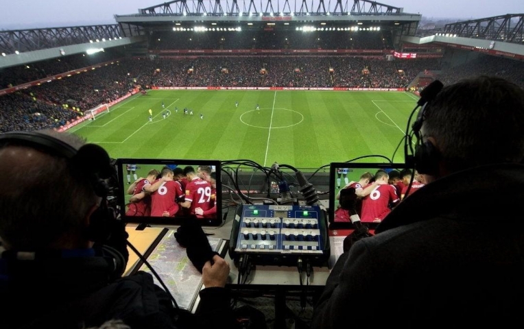 BLV phải xin lỗi khán giả trong trận Leeds vs MU