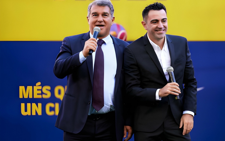 Chủ tịch Barca 'mâu thuẫn' với Xavi