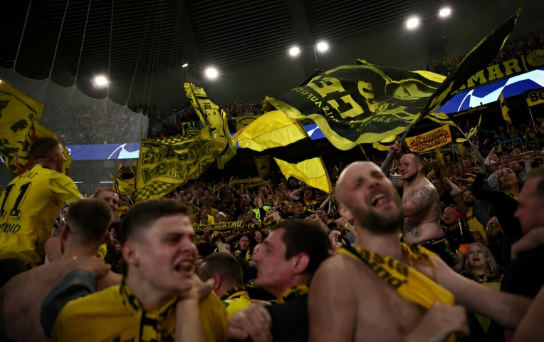 CĐV Dortmund ăn mừng chiến tích lọt vào chung kết C1