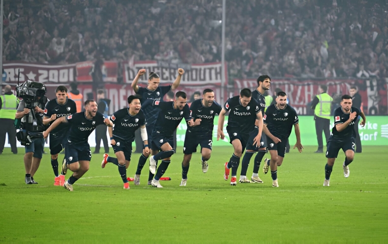 Ngược dòng không tưởng, CLB Đức trụ hạng Bundesliga thành công