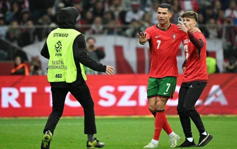 Ronaldo bảo vệ CĐV quá khích, tạo dáng 'tự sướng'