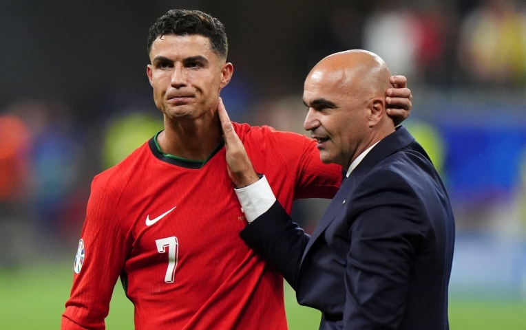 HLV Bồ Đào Nha tuyên bố thẳng: 'Ronaldo quá hoàn hảo'