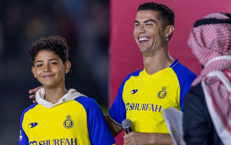 Ronaldo tiết lộ khả năng thi đấu cùng 'cậu cả' Cristiano Jr