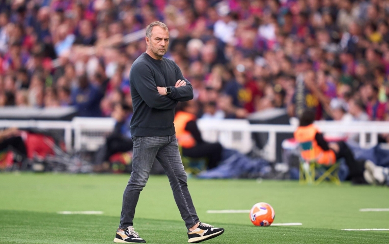 HLV Hansi Flick chỉ thẳng người hùng của Barca trước Real