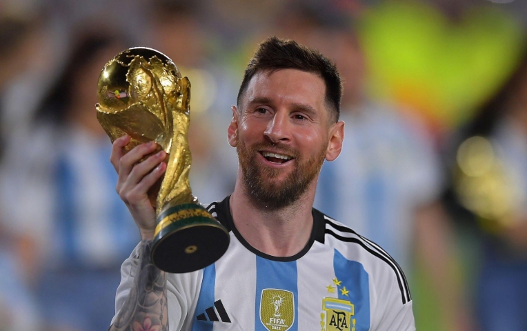 Lionel Messi nhận danh hiệu vĩ đại