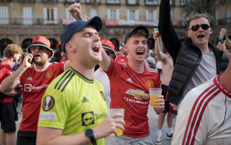 Cổ động viên MU và Tottenham hỗn chiến trước chung kết C2