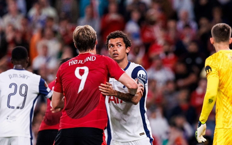 Tottenham lập kỷ lục đánh bại Man Utd