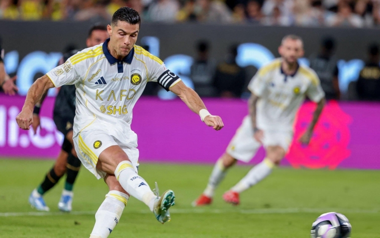 Ronaldo trượt pen rồi ghi bàn, giúp Al Nassr hạ Al Khaleej