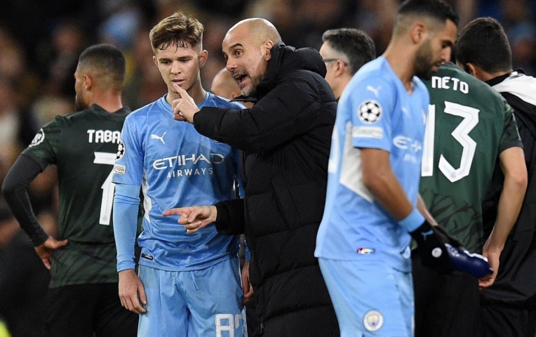 Được liên hệ với MU, Pep Guardiola 'trừng phạt' sao Man City