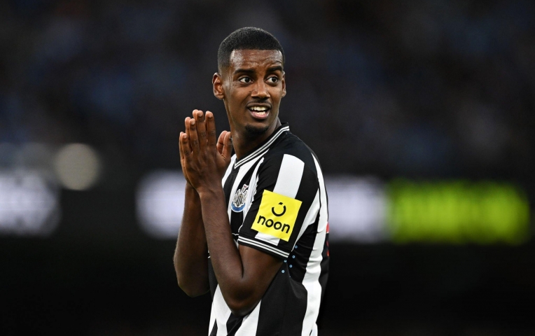 Alexander Isak ra phán quyết về tương lai