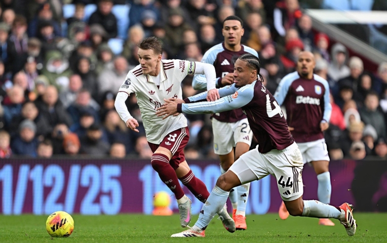 Nghiệt ngã phút cuối, Arsenal thua cay đắng Aston Villa