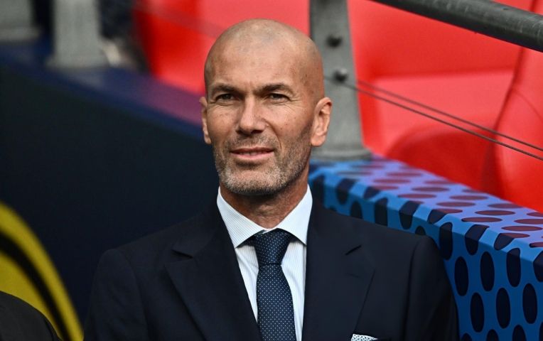 Zidane chính thức tái xuất bóng đá tại Pháp