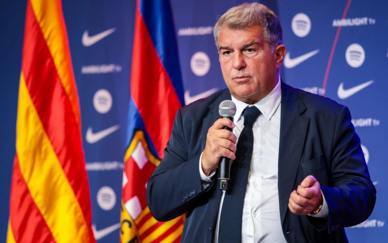 Chủ tịch Barca gặp nguy