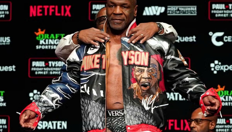 Mike Tyson lập kỷ lục mới dù thua Jake Paul