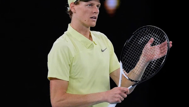 Jannik Sinner thẳng tiến vòng 1/8 Australian Open 2025