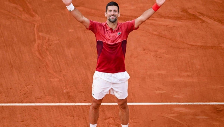 Chấp một chân, Novak Djokovic vẫn lọt tứ kết Roland Garros bằng thắng lợi kịch tính
