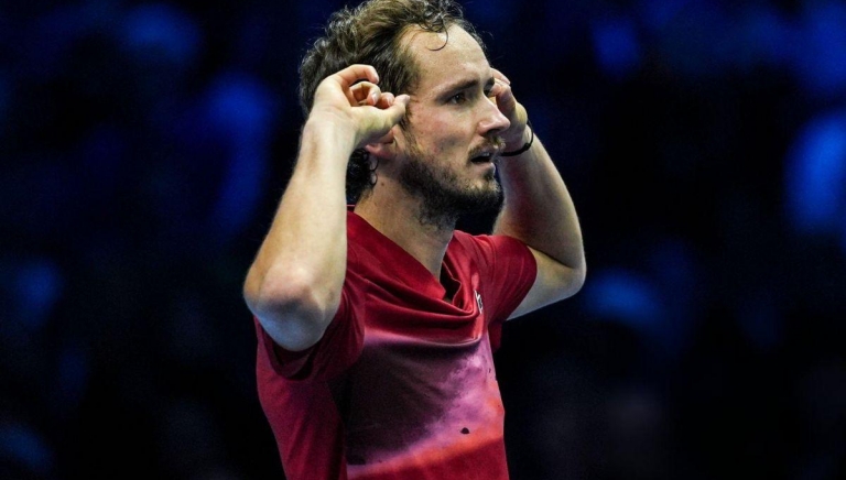 Kết quả tennis 12/11: Medvedev có thắng lợi đầu tay ở ATP Finals