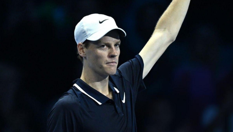 Lần thứ 5 thắng Medvedev năm 2024, Sinner thẳng tiến bán kết ATP Finals