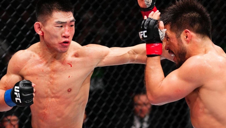 Bị võ sĩ Trung Quốc móc mắt, Henry Cejudo thua trận thứ 3 liên tiếp ở UFC