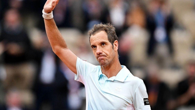 Đụng Sinner ở Roland Garros 2025, biểu tượng trái một tay thế giới nói lời tạm biệt