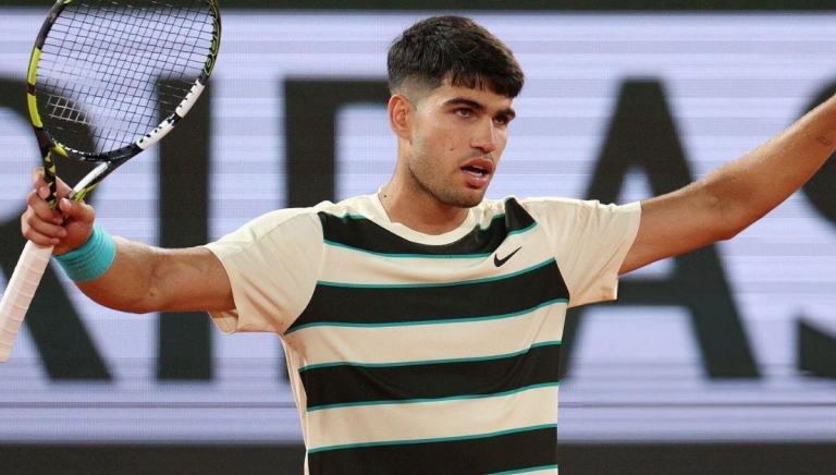 Khẳng định đẳng cấp, Alcaraz lọt tứ kết Roland Garros 2025