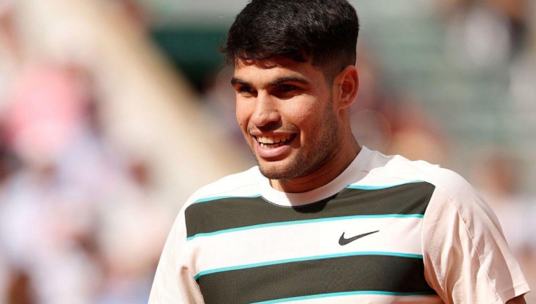 Alcaraz cho thấy tài năng và nhân cách lớn chỉ bằng một pha bóng ở Roland Garros 2025