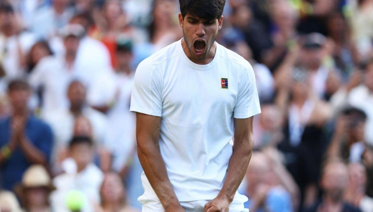 Hạ 'máy giao bóng' người Đức, Alcaraz lọt vòng 4 Wimbledon 2025